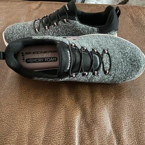 NEW! Skechers women's size 8 wide